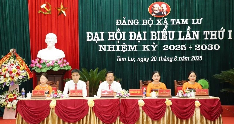 Đoàn chủ tịch chủ tọa đại hội