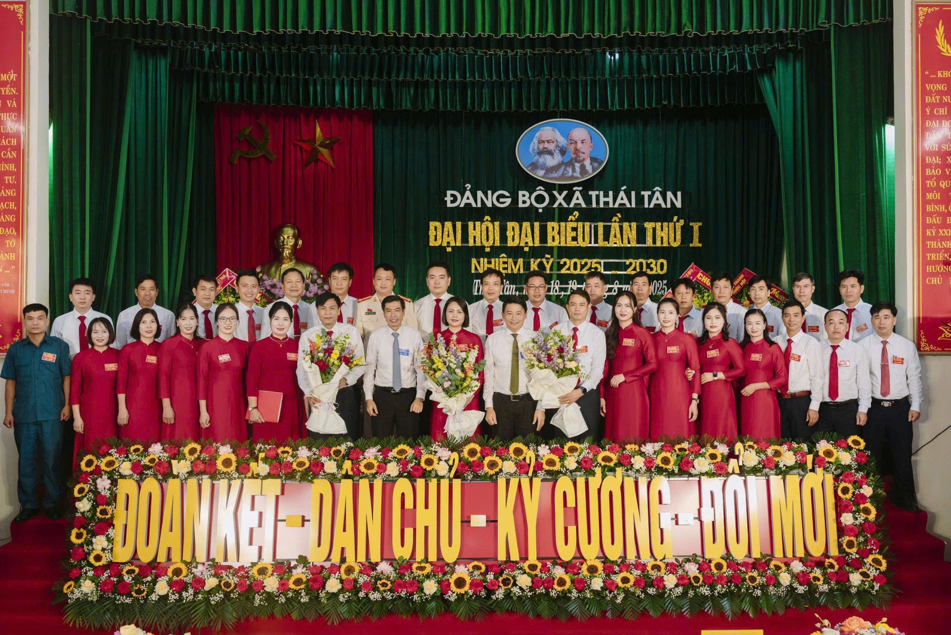 Đồng chí Vũ Tiến Phụng, Uỷ viên Ban Thường vụ Thành uỷ, Giám đốc Sở Nội vụ tặng hoa chúc mừng Ban chấp hành Đảng bộ phường Bắc An Phụ, nhiệm kỳ 2025-2030