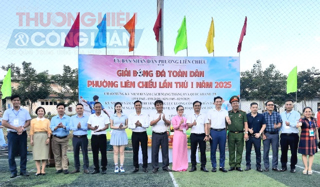 Lãnh đạo Sở VHTT-DL thành phố Đà Nẵng, lãnh đạo phường Liên Chiểu chụp hình lưu niệm cùng các đại diện nhà tài trợ vận động viên của giải đấu.