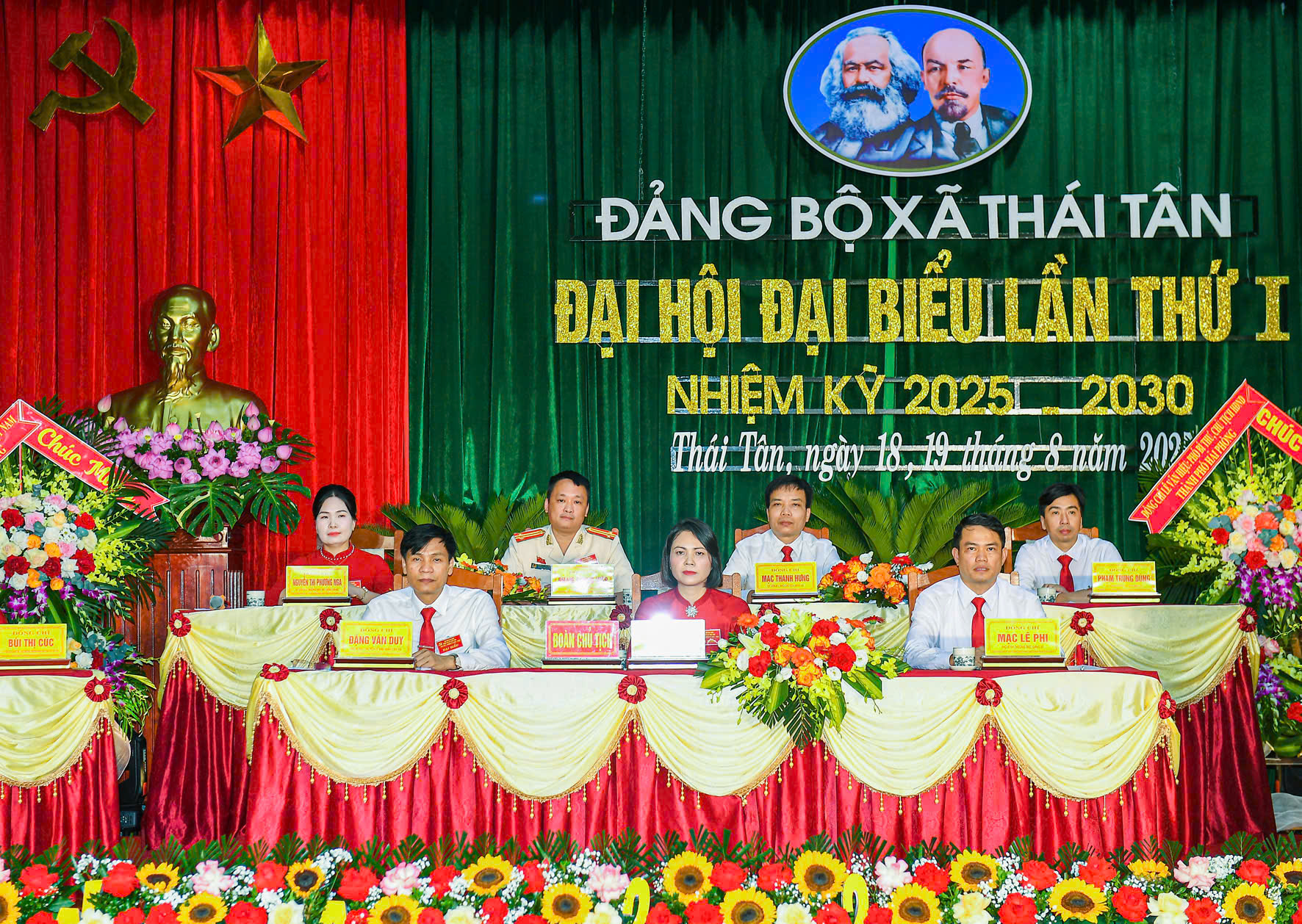 Đoàn Chủ tịch điều hành Đại hội.