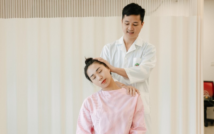 Đau cổ vai gáy ở dân văn phòng gia tăng vì thói quen ngồi lâu, ít vận động