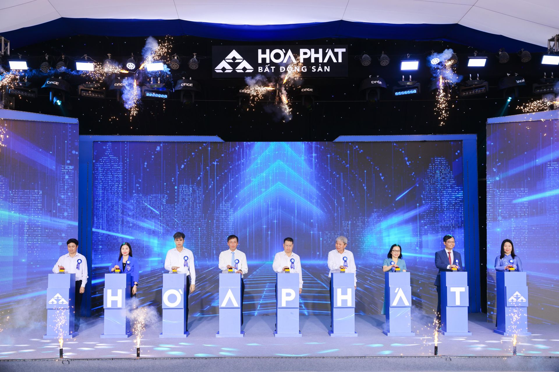 Ông Nguyễn Mạnh Hùng, Phó Bí thư Tỉnh ủy, Chủ tịch Ủy ban MTTQ Việt Nam tỉnh Hưng Yên, các đại biểu và Ban lãnh đạo Công ty nhấn nút khởi công dự án khu nhà ở công nhân, nhà ở xã hội tại Khu công nghiệp Yên Mỹ II. Ảnh: HPG Ông Nguyễn Mạnh Hùng, Phó Bí thư Tỉnh ủy, Chủ tịch Ủy ban MTTQ Việt Nam tỉnh Hưng Yên, các đại biểu và Ban lãnh đạo Công ty nhấn nút khởi công dự án khu nhà ở công nhân, nhà ở xã hội tại Khu công nghiệp Yên Mỹ II. Ảnh: HPG