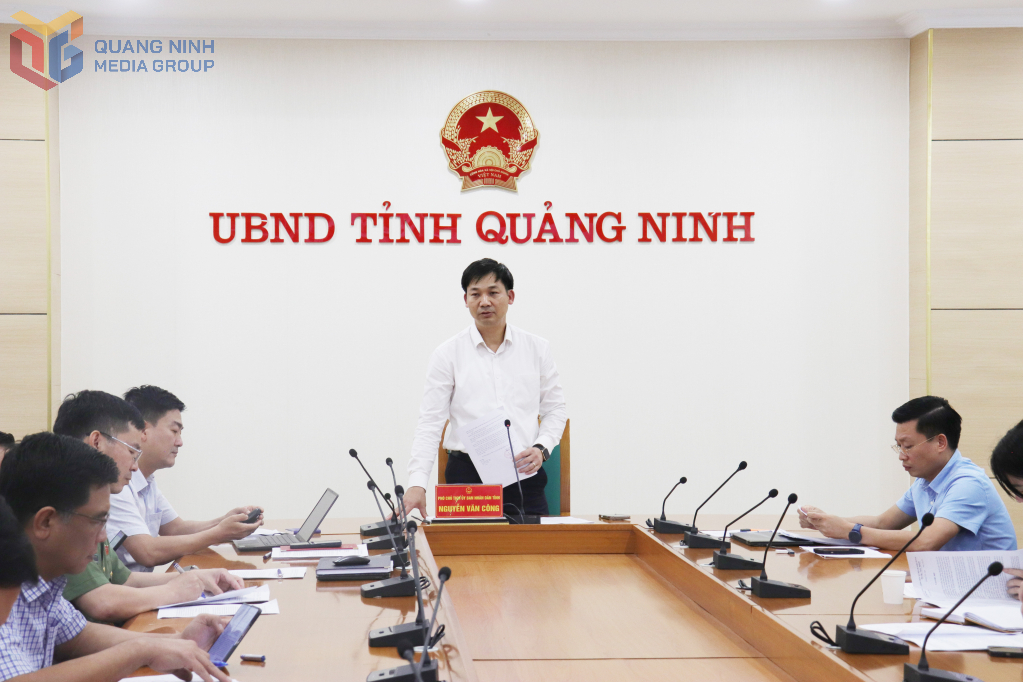 Ông Nguyễn Văn Công, Phó Chủ tịch UBND tỉnh Quảng Ninh phát biểu tại cuộc họp.