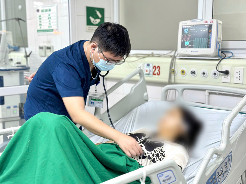 Bác sỹ Bệnh viện Bệnh Nhiệt đới Trung ương theo dõi sức khỏe cho một bệnh nhân mắc sốt rét. (Ảnh: PV/Vietnam+) Bác sỹ Bệnh viện Bệnh Nhiệt đới Trung ương theo dõi sức khỏe cho một bệnh nhân mắc sốt rét. (Ảnh: PV/Vietnam+)