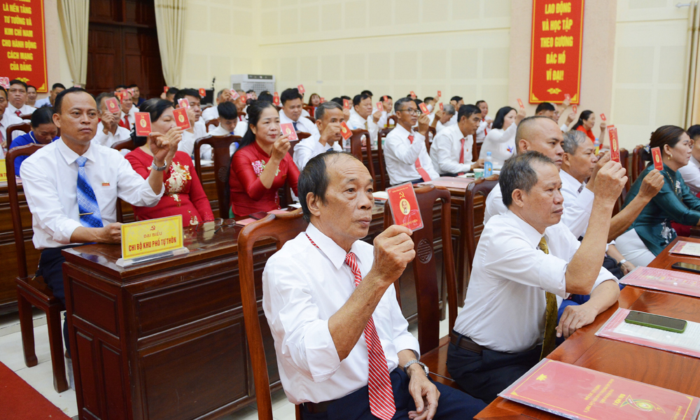 Các đại biểu biểu quyết thông qua Nghị quyết Đại hội.