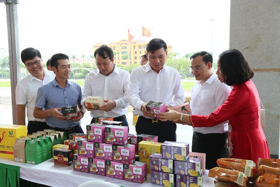 Lãnh đạo tỉnh Hưng Yên và các đại biểu thăm quan các gian hàng trưng bày tại hội nghị xúc tiến.