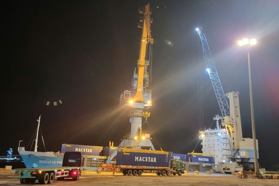 Bốc xếp hàng container từ tàu MACSTAR HAI PHONG. Bốc xếp hàng container từ tàu MACSTAR HAI PHONG.