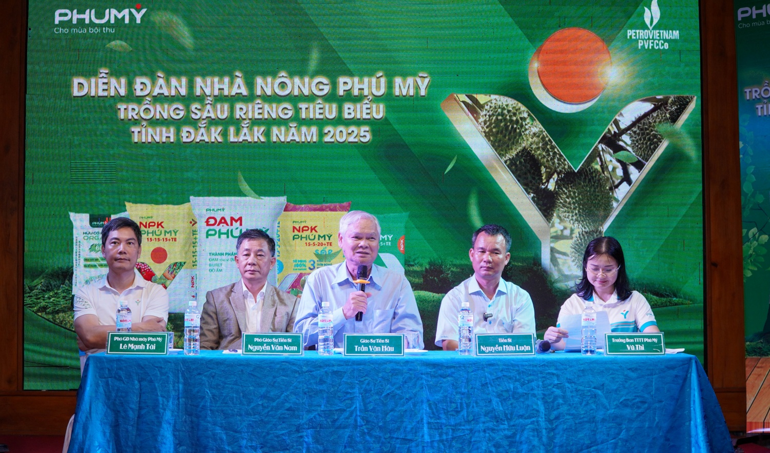 Phần giao lưu “Diễn đàn 4 nhà” (nhà khoa học - nhà sản xuất - nhà phân phối - nhà nông) đã tạo cơ hội để bà con trao đổi kinh nghiệm, tháo gỡ khó khăn trong quá trình canh tác