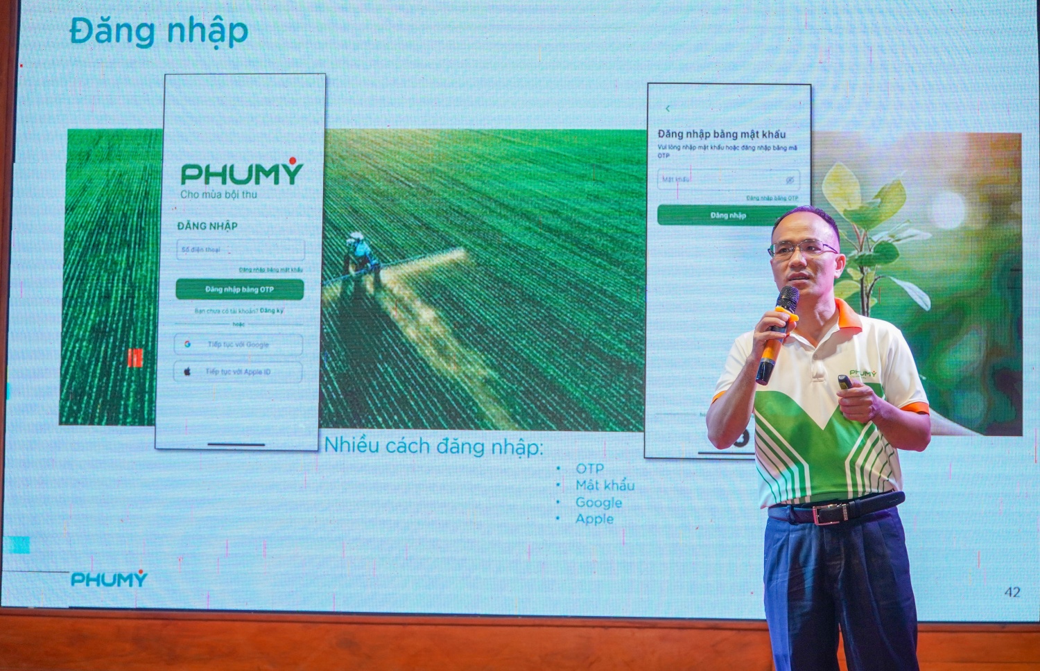 Đại diện doanh nghiệp giới thiệu ứng dụng 