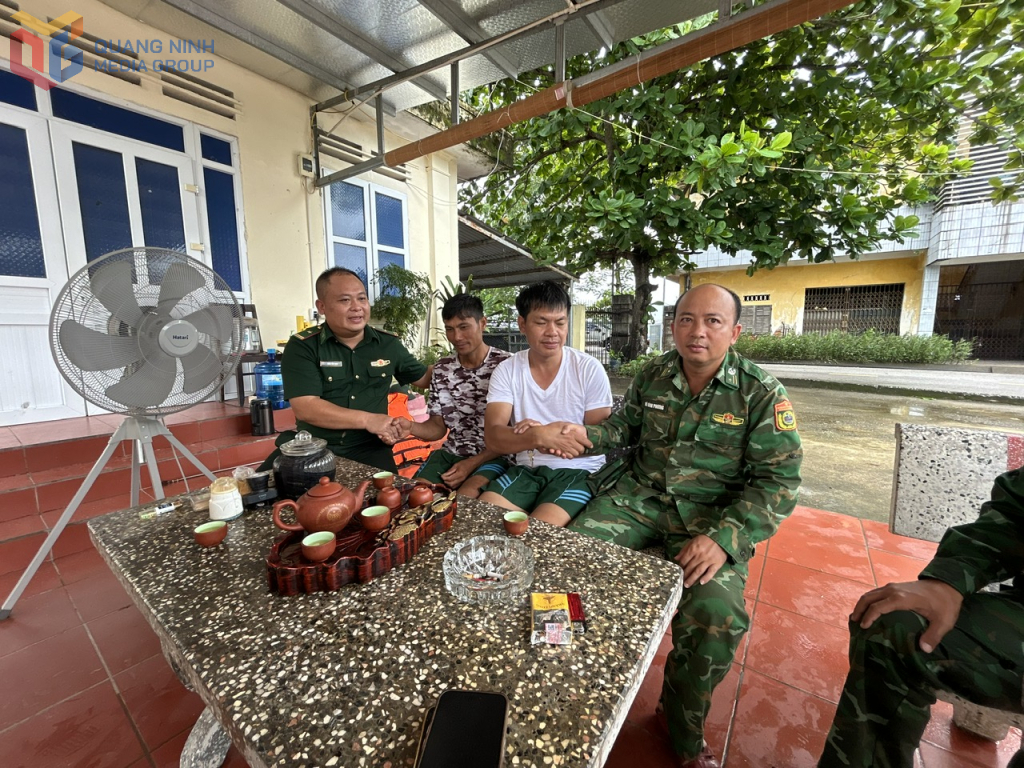 Hiện sức khoẻ anh Đoàn Văn Quảng (thứ 2 từ trái sang) đã ổn định và không có dấu hiệu nguy hiểm.