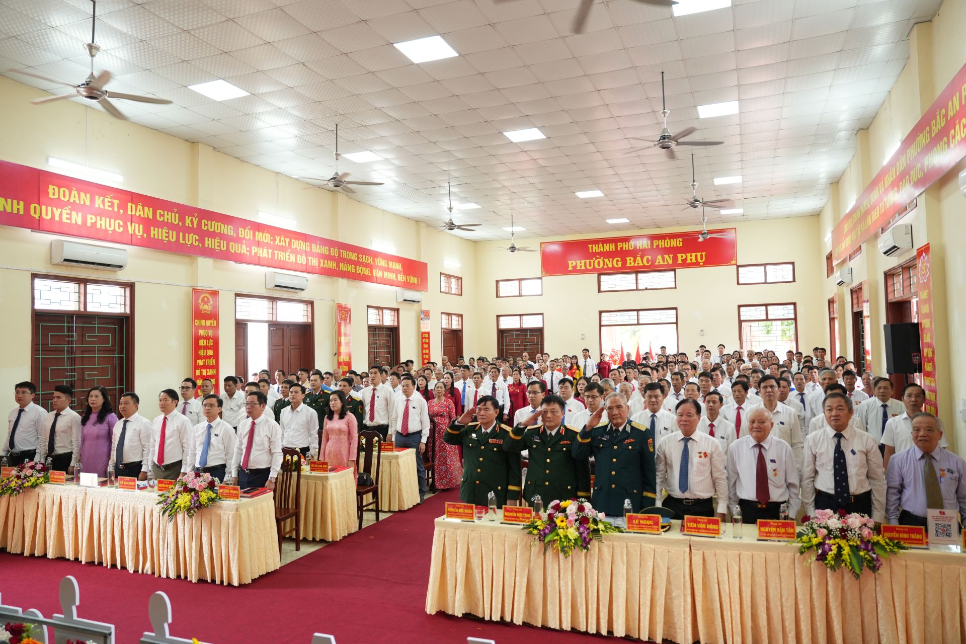 Các đaị biểu thực hiện nghi thức chào cờ