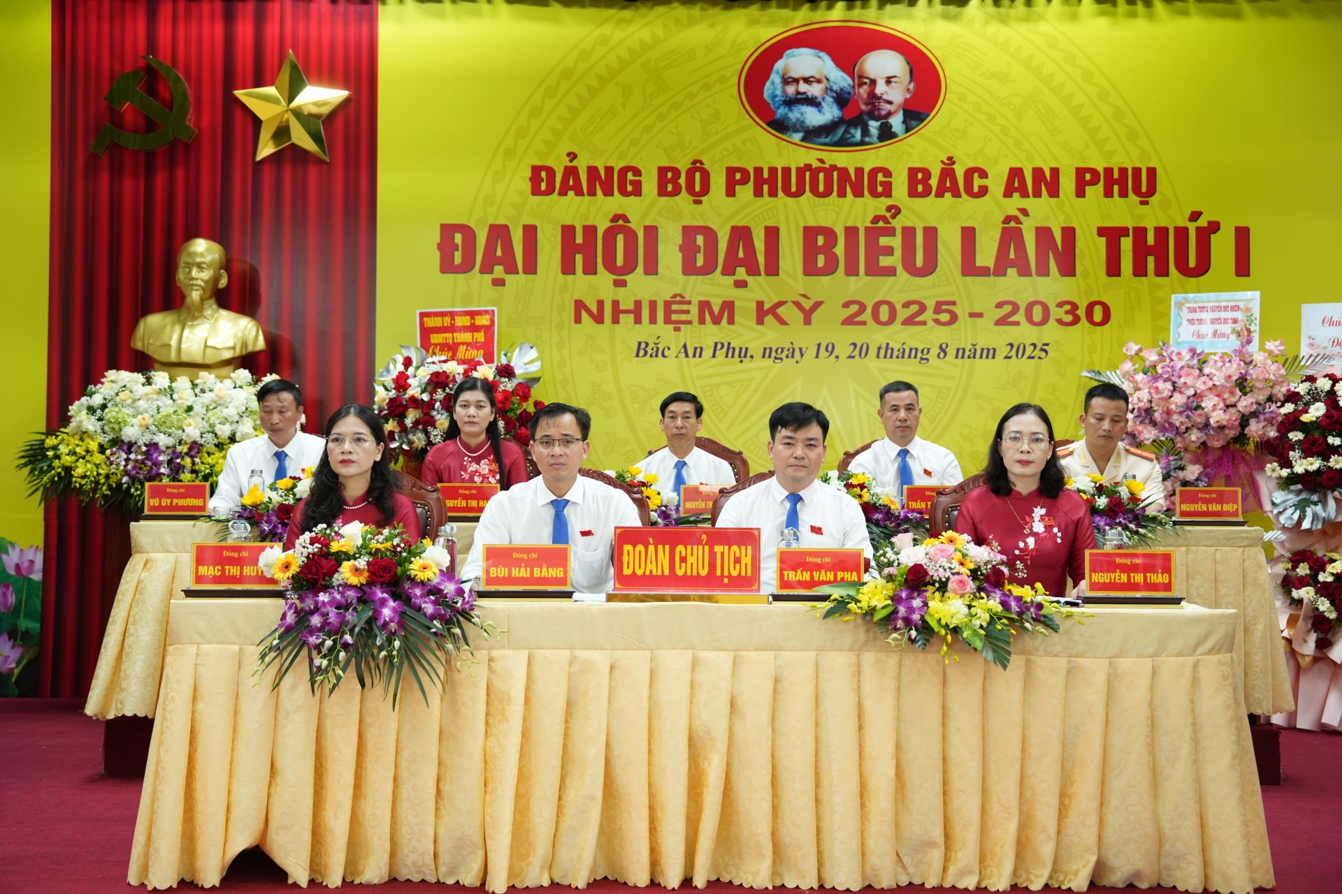 Đoàn Chủ tịch Đại hội