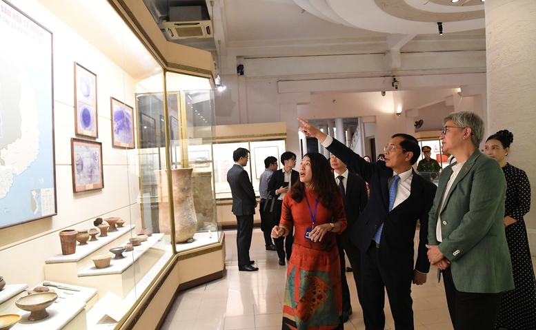 Bảo tàng hiện là nơi lưu giữ trên hai mươi vạn tài liệu, hiện vật là những di vật trải dài suốt toàn bộ dòng chảy lịch sử của dân tộc từ thời tiền sơ sử đến ngày nay. Ảnh: VGP/Hải Minh