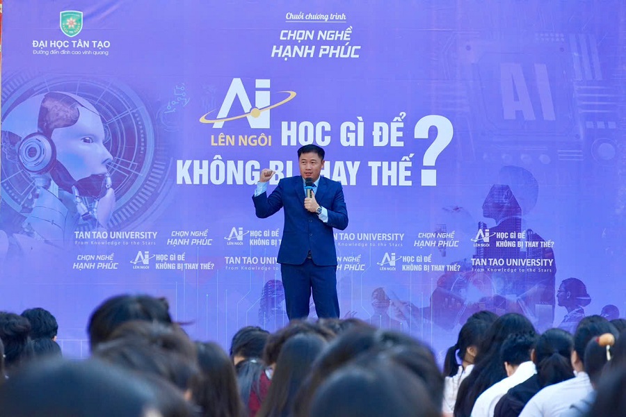 TS. Nguyễn Mai Lâm - Phó Chủ tịch Hội đồng Trường, Quyền hiệu trưởng Trường Đại học Tân Tạo báo cáo chuyên đề 