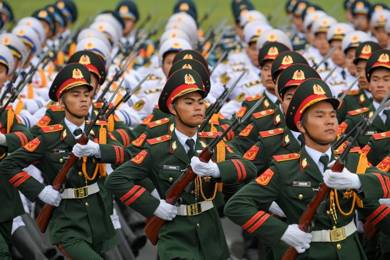 Các chiến sĩ bộ đội tham gia tổng hợp luyện diễu binh. (Ảnh: THẾ ĐẠI)