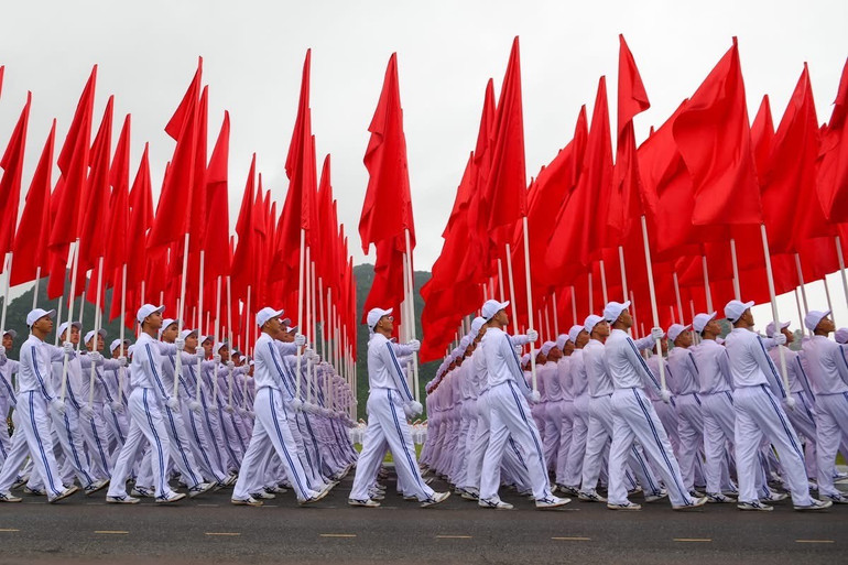 Khối hồng kỳ. (Ảnh: THẾ ĐẠI)
