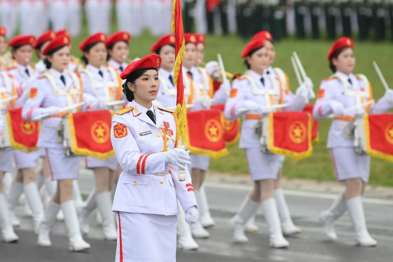 Khối nữ quân nhạc. (Ảnh: THẾ ĐẠI)