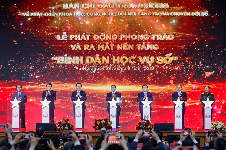 Thủ tướng Phạm Minh Chính và các đại biểu thực hiện nghi thức phát động phong trào “Bình dân học vụ số” - Ảnh: VGP Thủ tướng Phạm Minh Chính và các đại biểu thực hiện nghi thức phát động phong trào “Bình dân học vụ số” - Ảnh: VGP