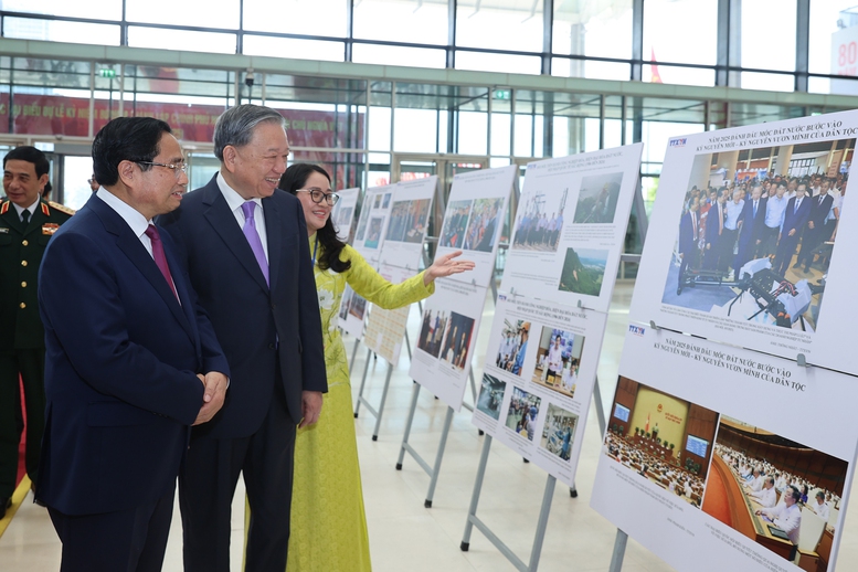 Tổng Bí thư Tô Lâm, Thủ tướng Phạm Minh Chính tham quan triển lãm ảnh về truyền thống 80 năm Chính phủ nước CHXHCN Việt Nam - Ảnh VGP/Nhật Bắc Tổng Bí thư Tô Lâm, Thủ tướng Phạm Minh Chính tham quan triển lãm ảnh về truyền thống 80 năm Chính phủ nước CHXHCN Việt Nam - Ảnh VGP/Nhật Bắc