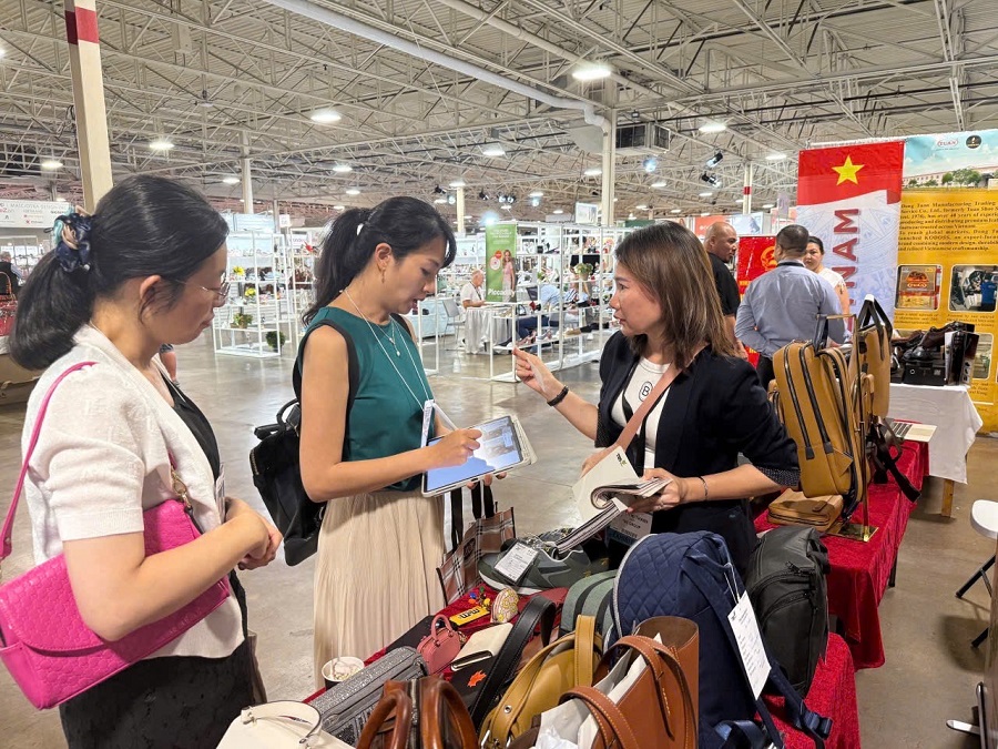 Khách tham quan gian hàng Việt Nam