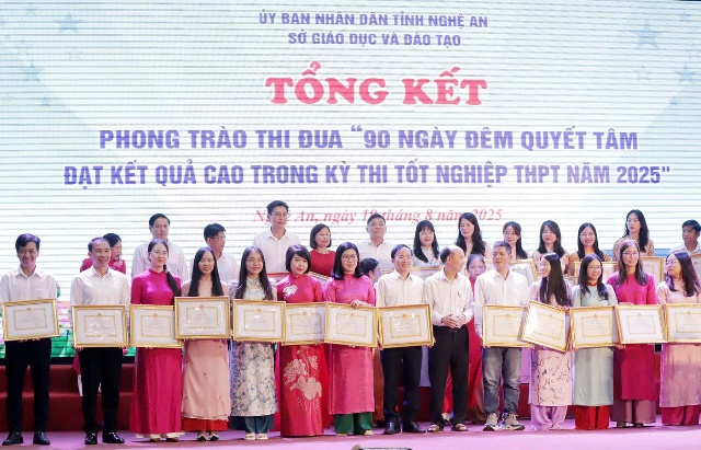 Giám đốc Sở Giáo dục và Đào tạo khen thưởng các tập thể xuất sắc tại Kỳ thi tốt nghiệp THPT năm 2025.