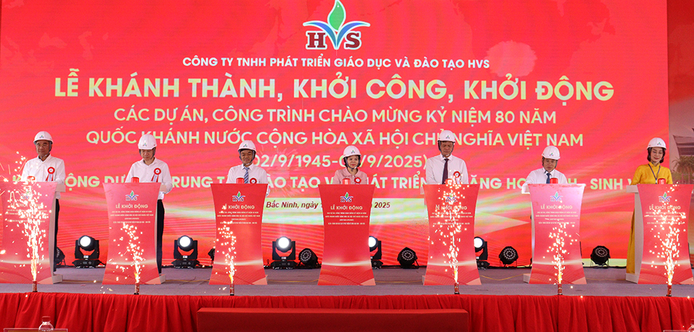 Đồng chí Nguyễn Hương Giang và các đại biểu thực hiện nghi thức nhấn nút khởi động Dự án.