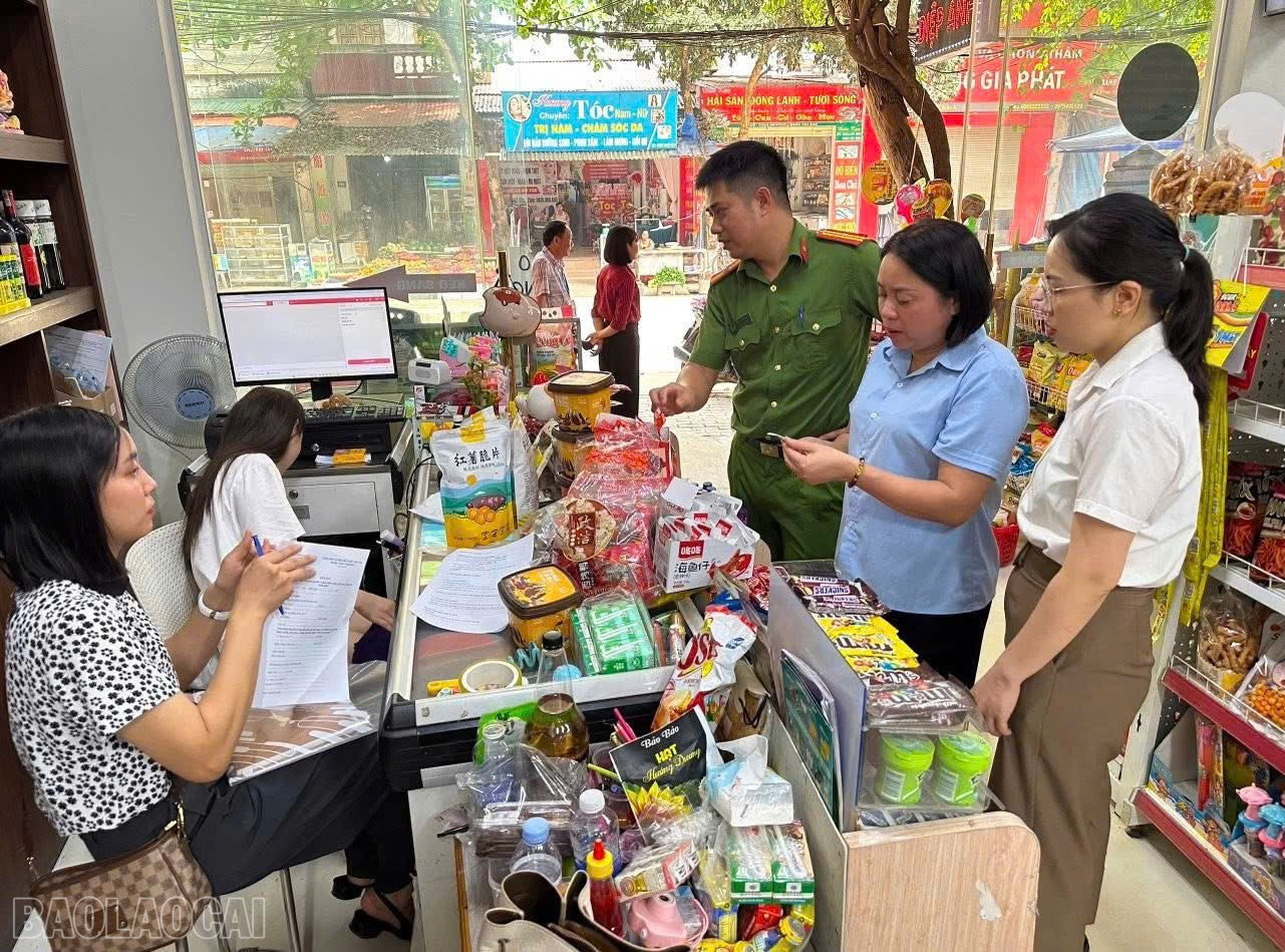 Đoàn kiểm tra liên ngành thị trấn Mậu A, huyện Văn Yên (cũ) kiểm tra công tác đảm bảo ATTP tại cơ sở kinh doanh nhân dịp tháng hành động vì ATTP năm 2025. Đoàn kiểm tra liên ngành thị trấn Mậu A, huyện Văn Yên (cũ) kiểm tra công tác đảm bảo ATTP tại cơ sở kinh doanh nhân dịp tháng hành động vì ATTP năm 2025.