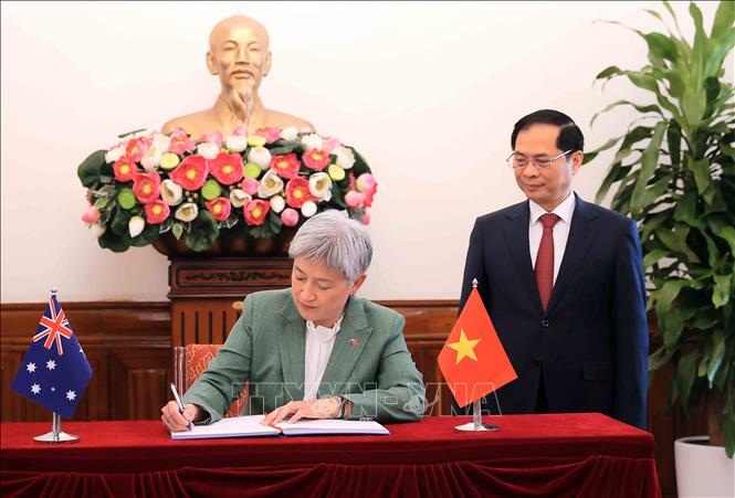 Phó Thủ tướng, Bộ trưởng Ngoại giao Bùi Thanh Sơn chứng kiến Bộ trưởng Ngoại giao Australia Penny Wong ghi lưu bút tại Bộ Ngoại giao. Ảnh: An Đăng/TTXVN