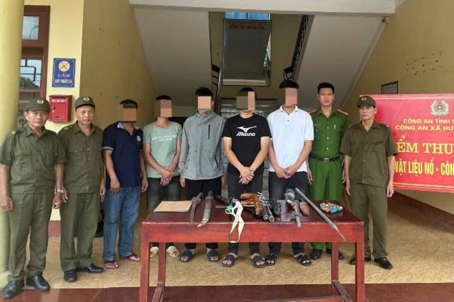 Công an xã Hương Sơn tiếp nhận nhiều loại vũ khí do người dân tự nguyện giao nộp.