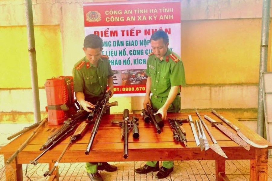 Hà Tĩnh: Người dân tự nguyện giao nộp nhiều loại vũ khí