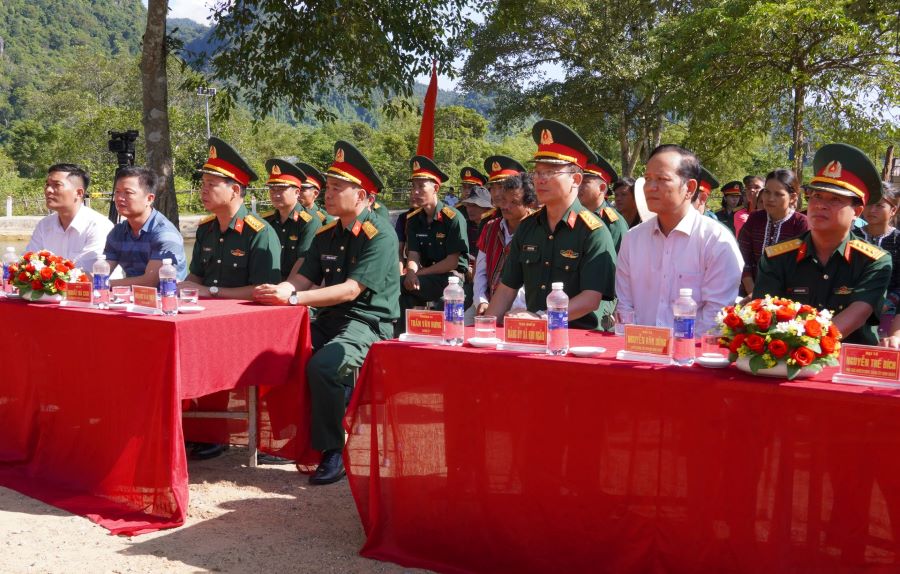 Các đại biểu tham dự chương trình.