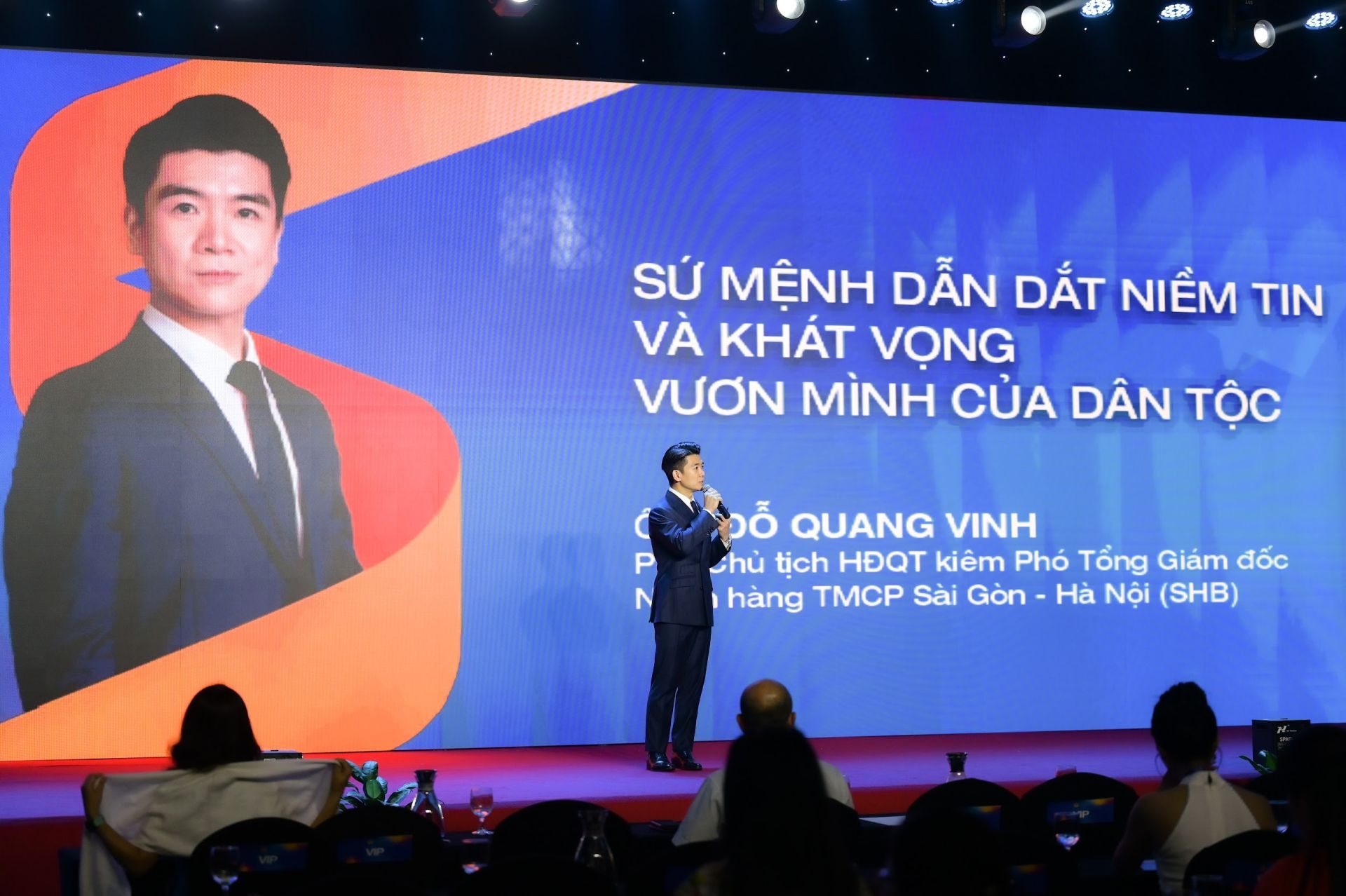 Ông Đỗ Quang Vinh - Phó Chủ tịch HĐQT Ngân hàng SHB tham luận tại Hội nghị Ông Đỗ Quang Vinh - Phó Chủ tịch HĐQT Ngân hàng SHB tham luận tại Hội nghị