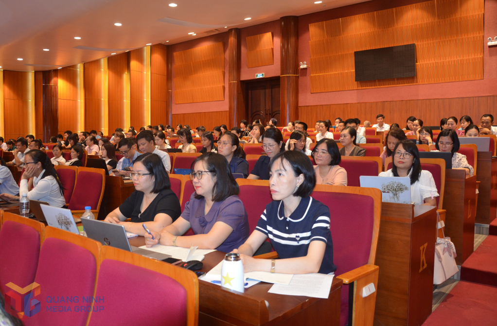 Cán bộ quản lý, giảng viên, giáo viên các đơn vị giáo dục dự hội nghị . Cán bộ quản lý, giảng viên, giáo viên các đơn vị giáo dục dự hội nghị .