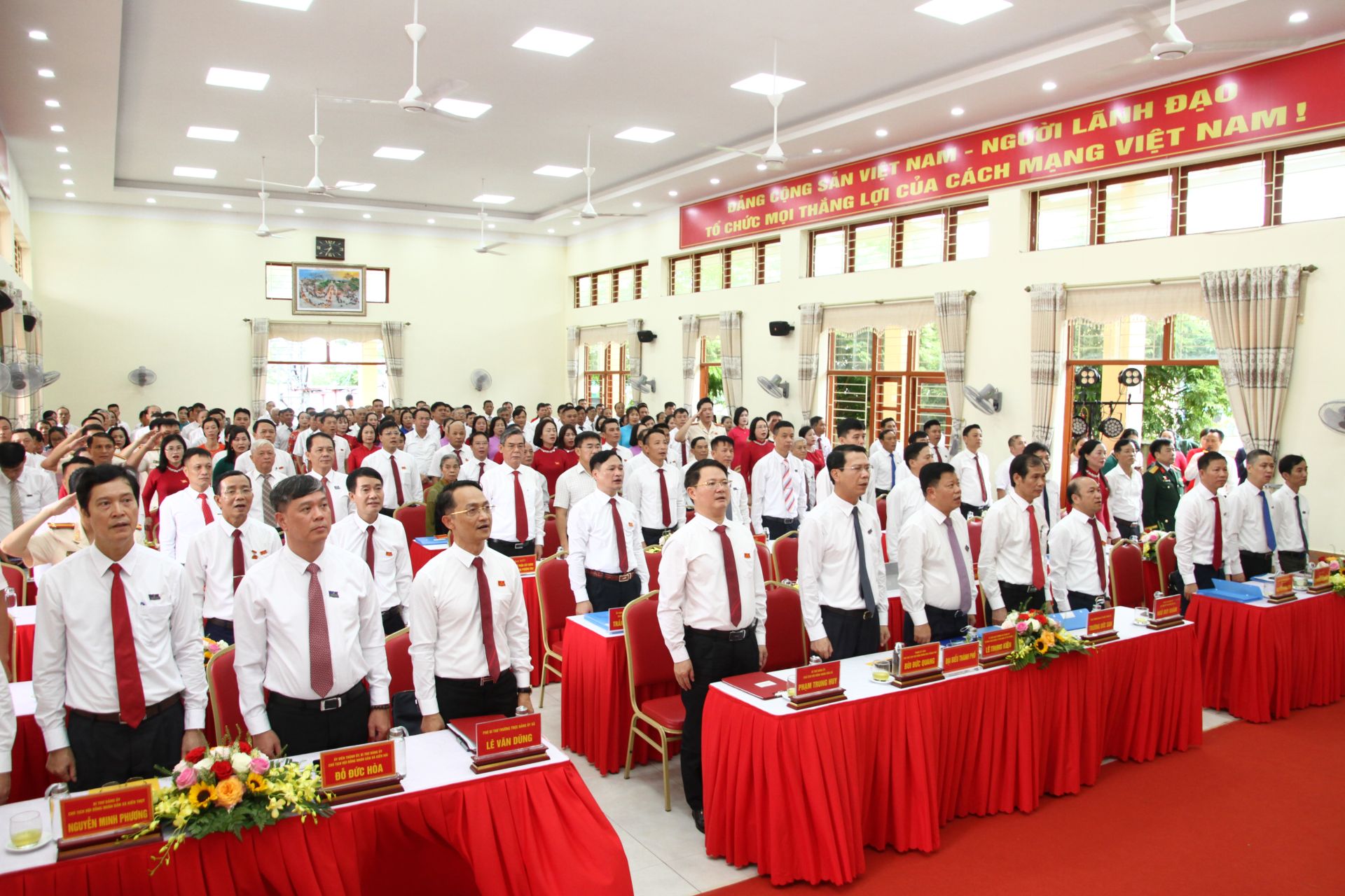 Các đại biểu thực hiện nghi lễ chào cờ