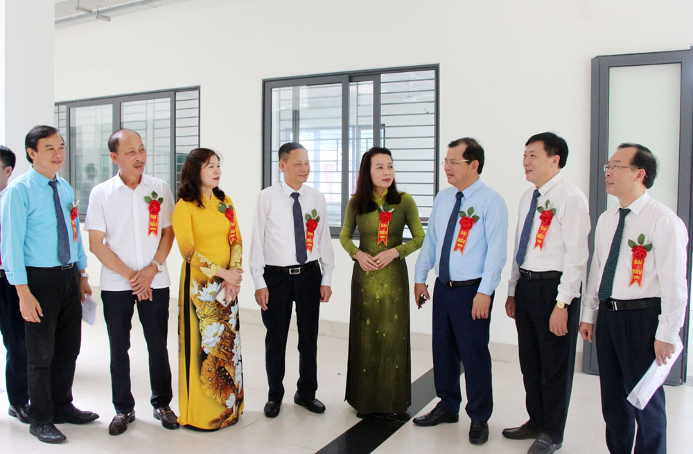 Các đồng chí lãnh đạo tỉnh và đại biểu tham quan cơ sở vật chất của Trường Trung học phổ thông Chuyên Bắc Giang.
