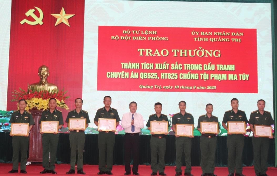 Đồng chí Phan Phong Phú trao Bằng khen của UBND tỉnh Quảng Trị cho các cá nhân của BĐBP tỉnh Quảng Trị tham gia đấu tranh thành công Chuyên án QB525.