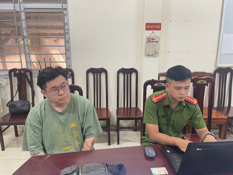 Công an phường Phương Liệt lấy lời khai đối tượng Đặng Chí Thành