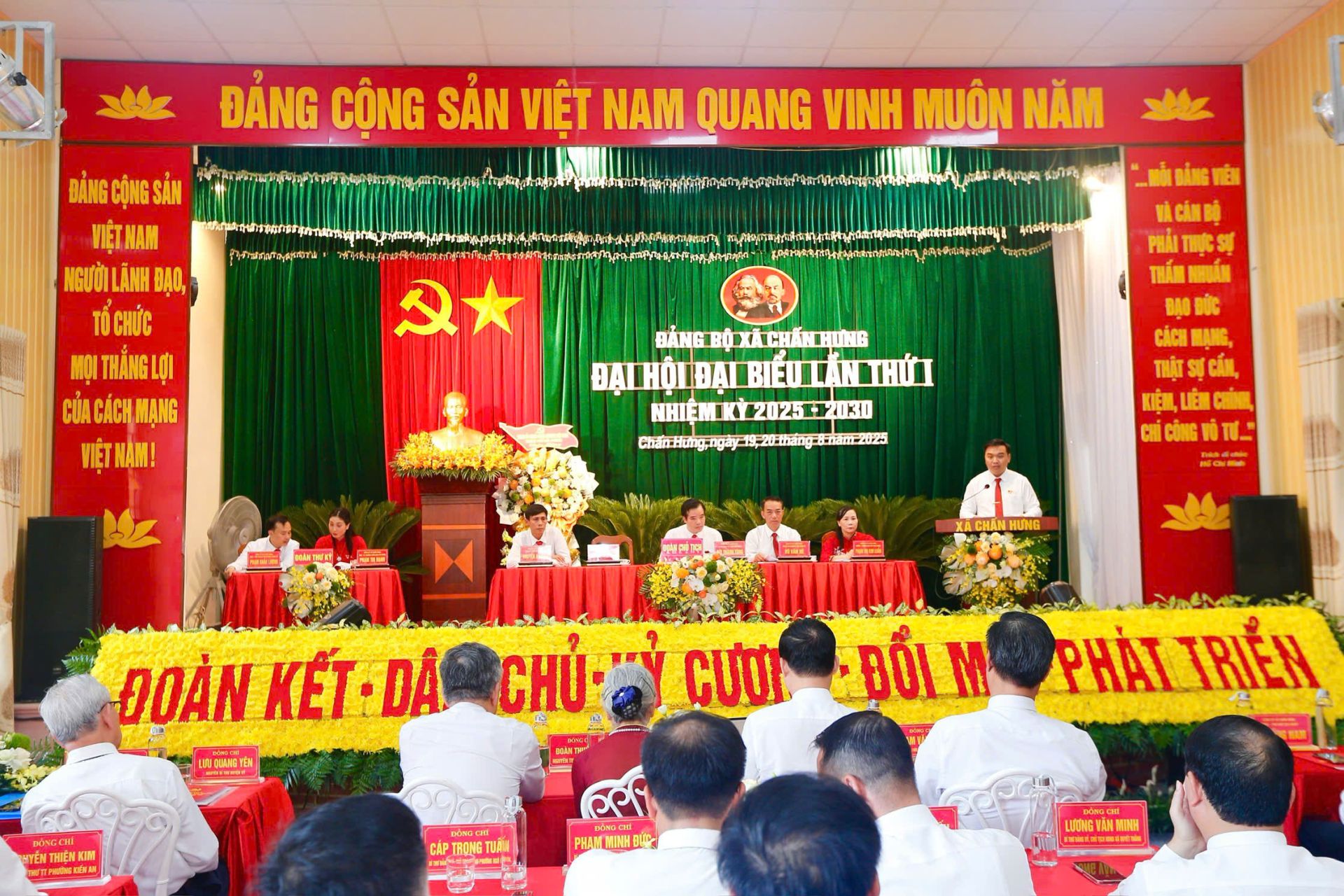 Đồng chí Nguyễn Anh Tuấn, Phó Bí thư Đảng ủy - Chủ tịch UBND xã Chấn Hưng phát biểu tại Đại hội. Đồng chí Nguyễn Anh Tuấn, Phó Bí thư Đảng ủy - Chủ tịch UBND xã Chấn Hưng phát biểu tại Đại hội.