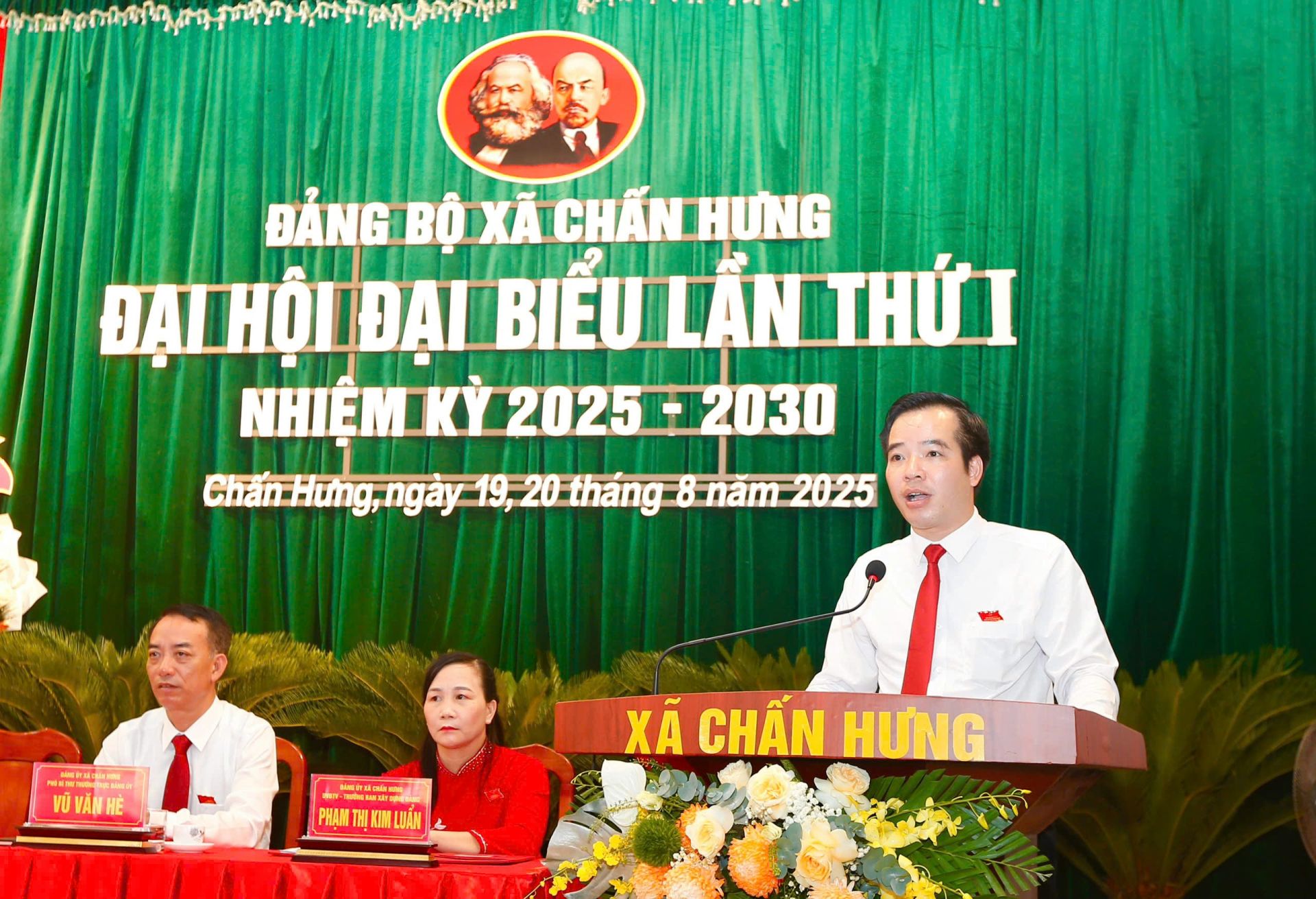 Đồng chí Bùi Thanh Tùng, Bí thư Đảng ủy - Chủ tịch HĐND xã Chấn Hưng phát biểu tại Đại hội. Đồng chí Bùi Thanh Tùng, Bí thư Đảng ủy - Chủ tịch HĐND xã Chấn Hưng phát biểu tại Đại hội.