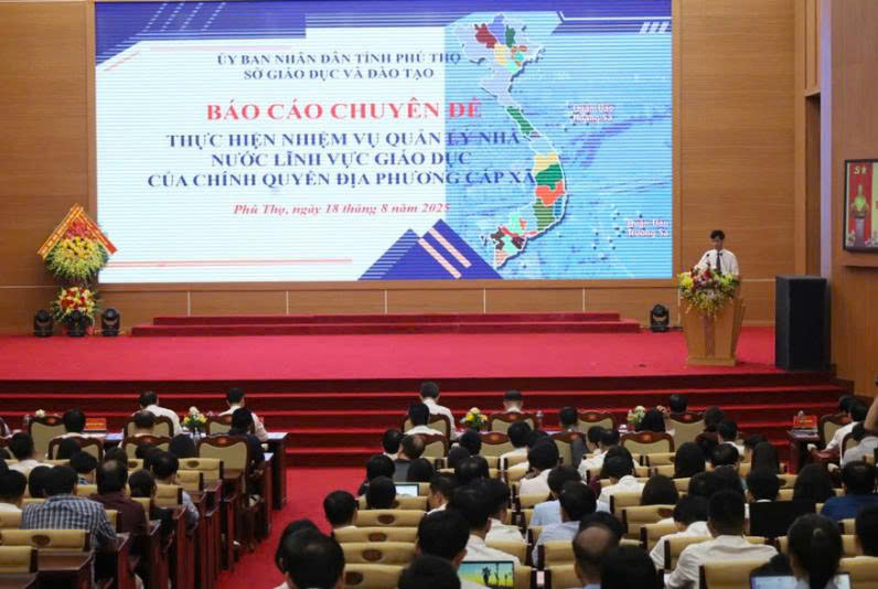 Ông Phùng Quốc Lập, Phó Giám đốc Sở GD&ĐT Phú Thọ trình bày Báo cáo chuyên đề tại Hội nghị Triển khai nhiệm vụ năm học 2025-2026.