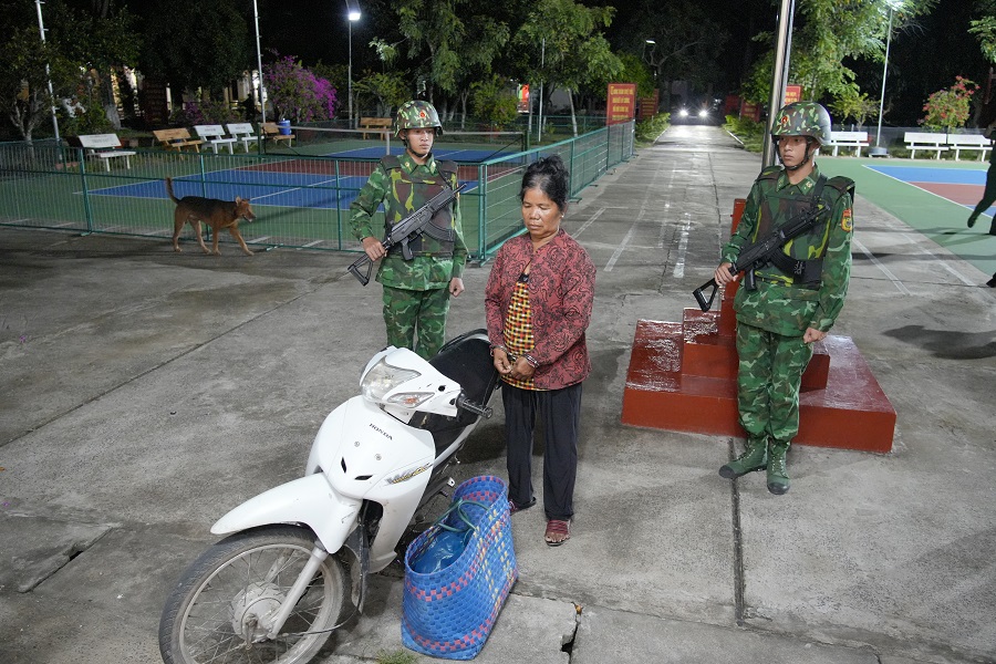 Đối tượng Neàng Nhây, bị Đồn Biên phòng Cửa khẩu Quốc tế Tịnh biên bắt về tội vận chuyển trái phép chất ma túy