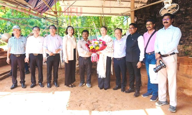 Thăm, tặng hoa các chuyên gia đang hỗ trợ trùng tu các tháp ở Mỹ Sơn.