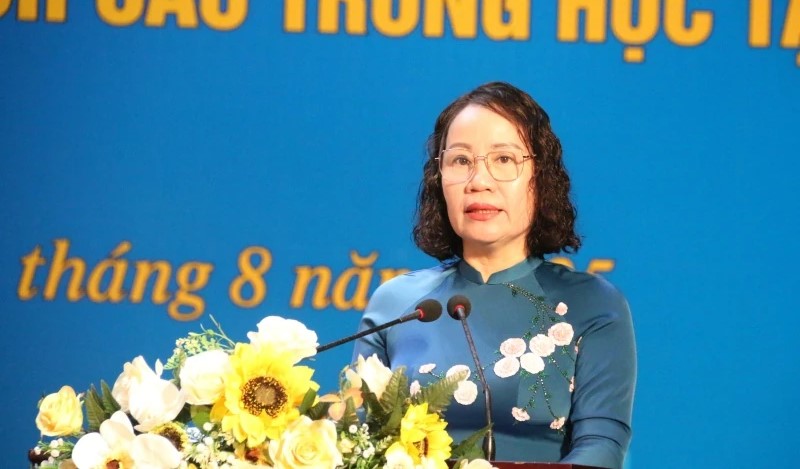 Trịnh Thị Hoa, Phó Chủ tịch LĐLĐ tỉnh, Trưởng Ban Công tác Công đoàn phát biểu tại hội nghị. Trịnh Thị Hoa, Phó Chủ tịch LĐLĐ tỉnh, Trưởng Ban Công tác Công đoàn phát biểu tại hội nghị.