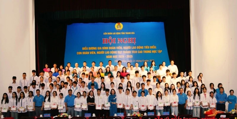 Lãnh đạo LĐLĐ tỉnh, Sở Giáo dục và Đào tạo và các gia đình đoàn viên, NLĐ tiêu biểu; con đoàn viên, NLĐ đạt thành tích cao trong học tập chụp ảnh lưu niệm. Lãnh đạo LĐLĐ tỉnh, Sở Giáo dục và Đào tạo và các gia đình đoàn viên, NLĐ tiêu biểu; con đoàn viên, NLĐ đạt thành tích cao trong học tập chụp ảnh lưu niệm.