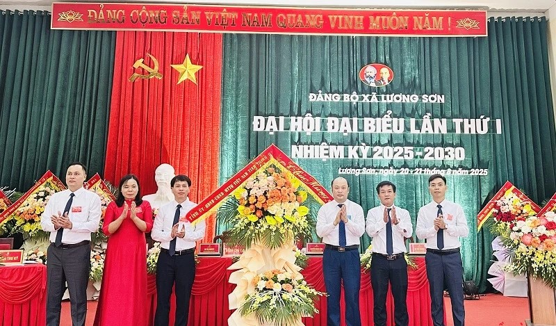Cao Văn Cường, Tỉnh ủy viên, Giám đốc Sở Nông nghiệp và Môi trường tặng hoa chúc mừng Đại hội đại biểu Đảng bộ xã Lương Sơn lần thứ I, nhiệm kỳ 2025-2030 Cao Văn Cường, Tỉnh ủy viên, Giám đốc Sở Nông nghiệp và Môi trường tặng hoa chúc mừng Đại hội đại biểu Đảng bộ xã Lương Sơn lần thứ I, nhiệm kỳ 2025-2030