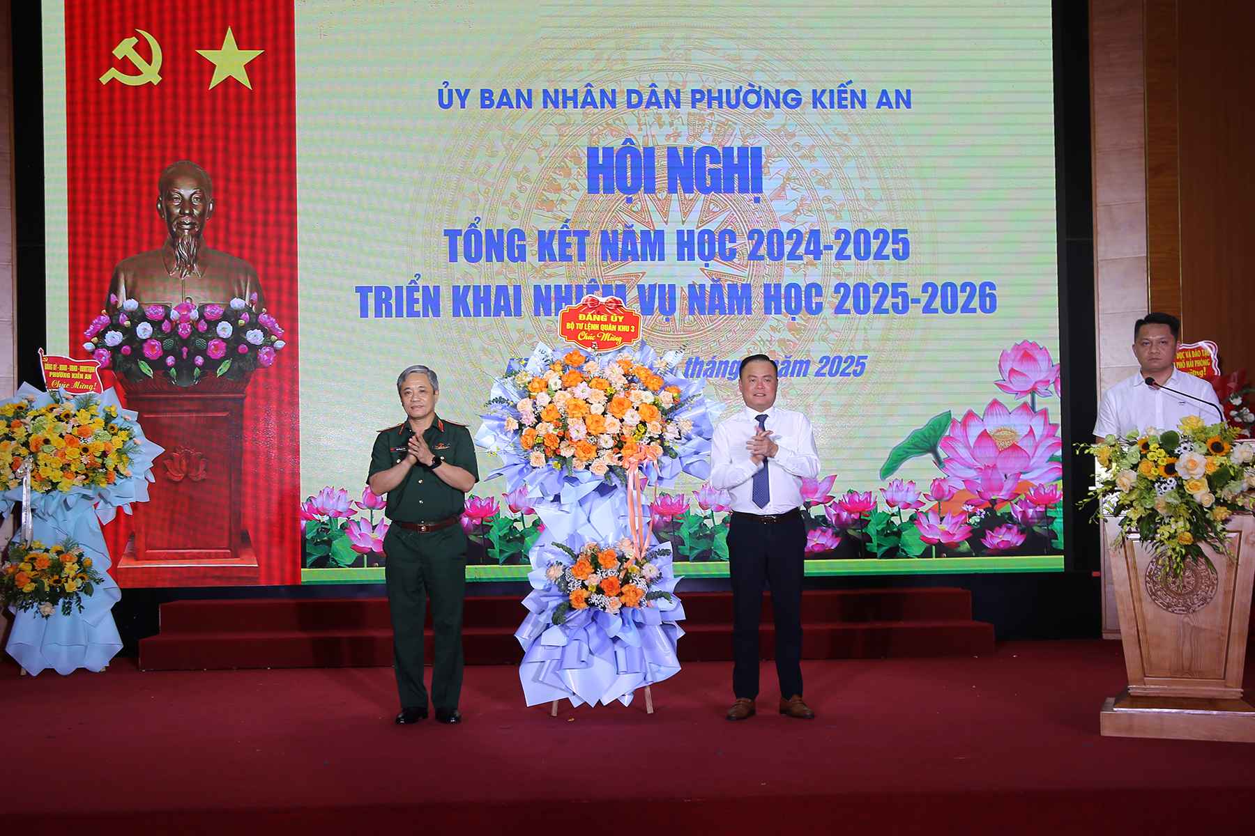 Thiếu tướng Nguyễn Nam Tiến – Uỷ viên Ban Thường vụ Đảng uỷ, Chủ nhiệm Chính trị Quân khu 3 tặng hoa chúc mừng Hội nghị.