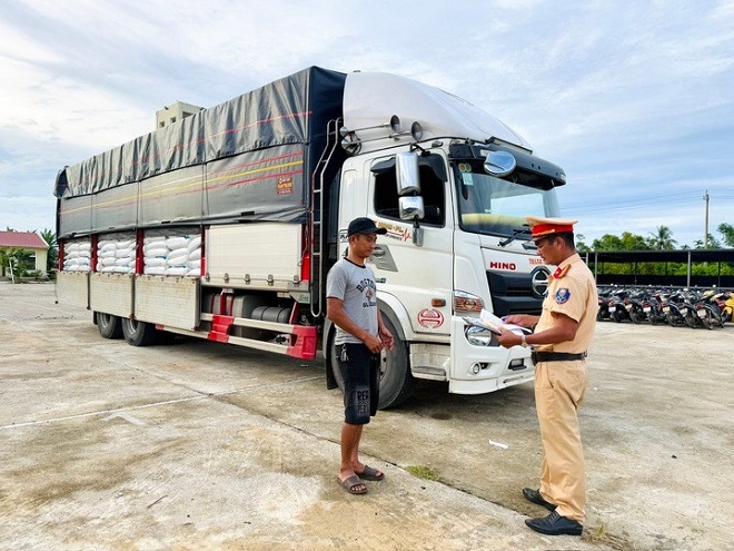 Phát hiện hàng chục tấn đường trắng không rõ nguồn gốc trên cao tốc La Sơn – Túy Loan