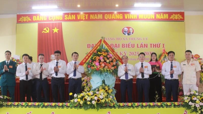Đồng chí Lê Tiến Lam, Ủy viên Ban Thường vụ Tỉnh ủy, Phó Chủ tịch Thường trực HĐND tỉnh tặng hoa chúc mừng Đại hội.