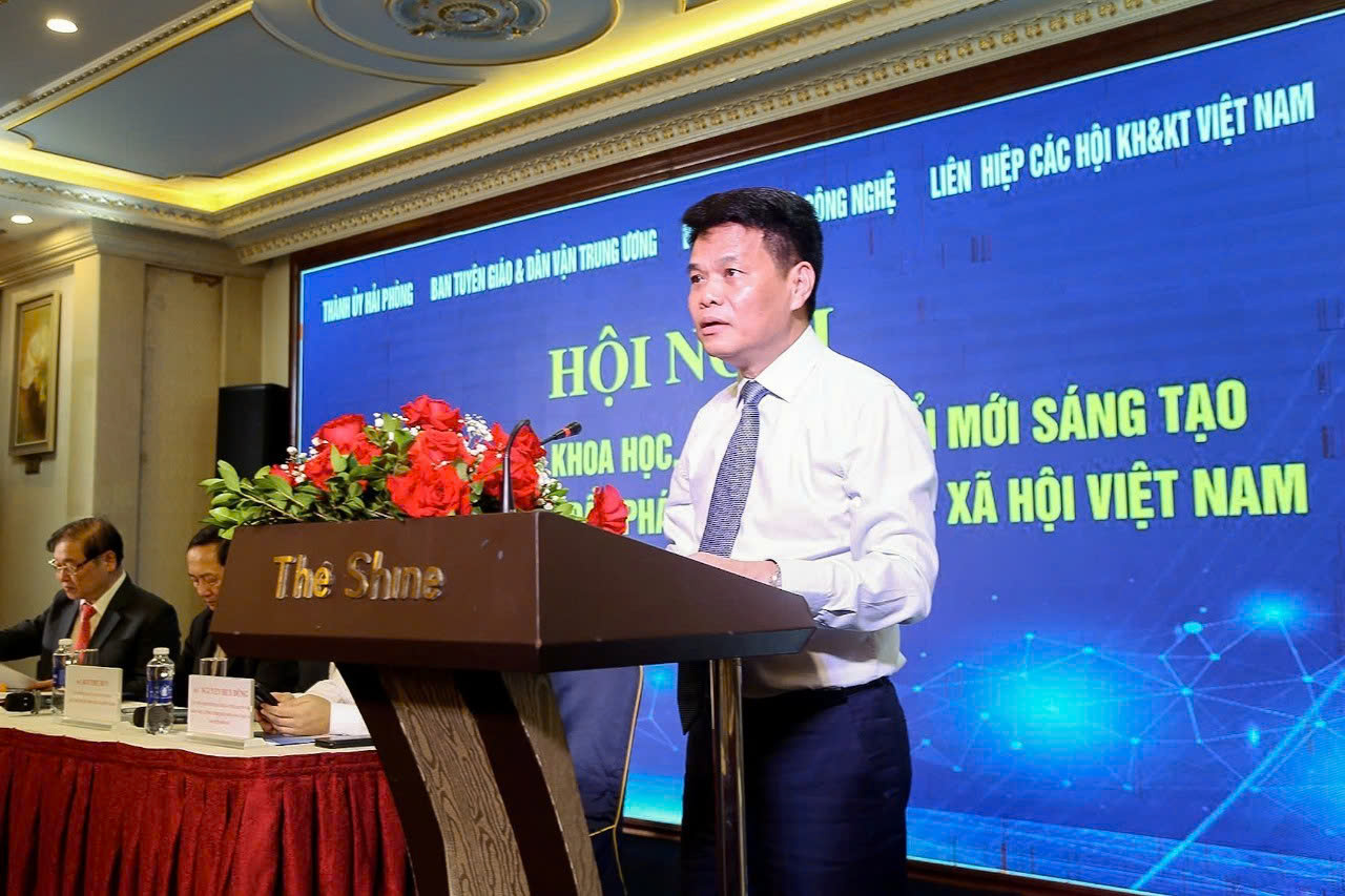 Đồng chí Lê Ngọc Châu, Phó Bí thư Thành ủy, Chủ tịch UBND thành phố phát biểu chào mừng Hội nghị.