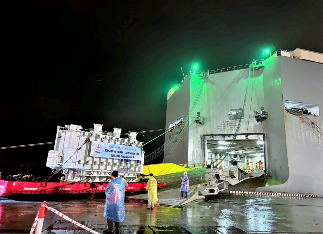 Máy biến áp 70 MVA - 132/33 kV đang được di chuyển vào trong thân tàu